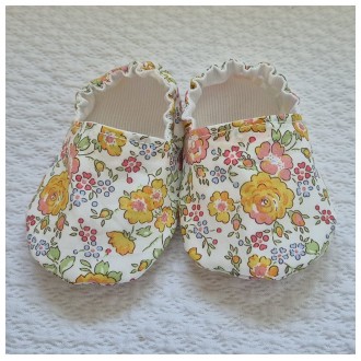 Chaussons bébé en Liberty